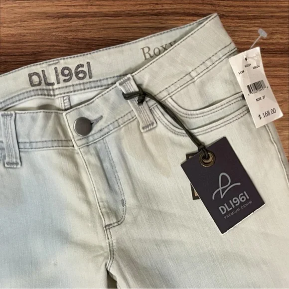 NWT DL1961 Roxy Kick Flare Light Wash Jeans - Picture 8 of 12